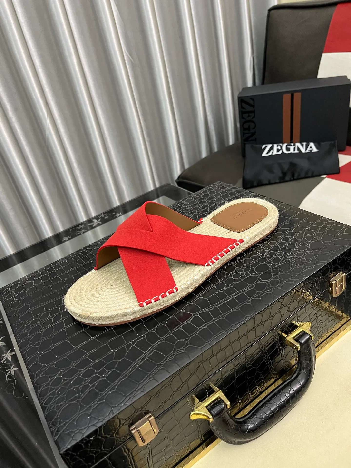 Men's shoes 💰320⌚️⌚️《HERMES》Hermès 💁♂️Men's casual slippers, compare the quality at the counter🧚🏿♂️ The upper layer has a stone pattern with clear texture, showing high-end, high-end, comfortable to wear and versatile. Purely hand-pulled, raw rubber breathable outsole, breathable and comfortable lambskin lining, 100% comfortable density, original rubber outsole wear-resistant code number 38-44. Can be customized 45-46-47